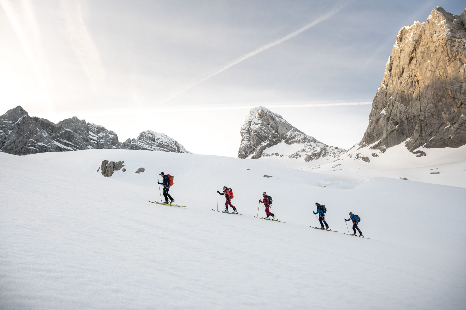 Wintersportler auf nachhaltiger Skitour.