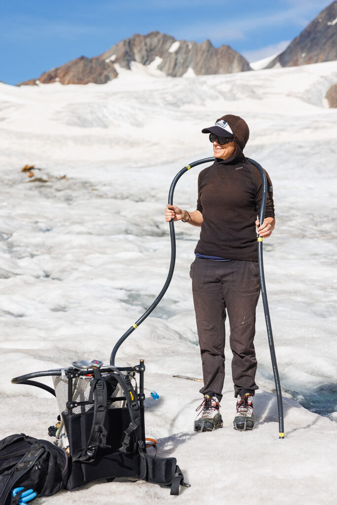 Lindsey Nicholson bohrt ein neues Loch für eine Pengelstange mit dem Dampfbohrer.